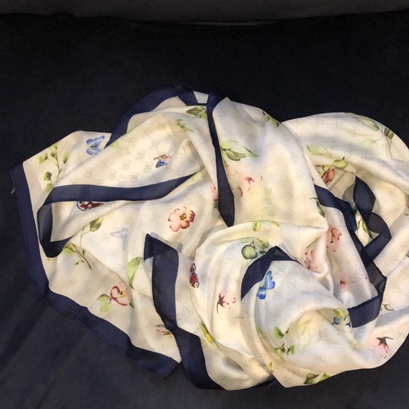 Silky floral shawl scarf - Picture 3 of 6